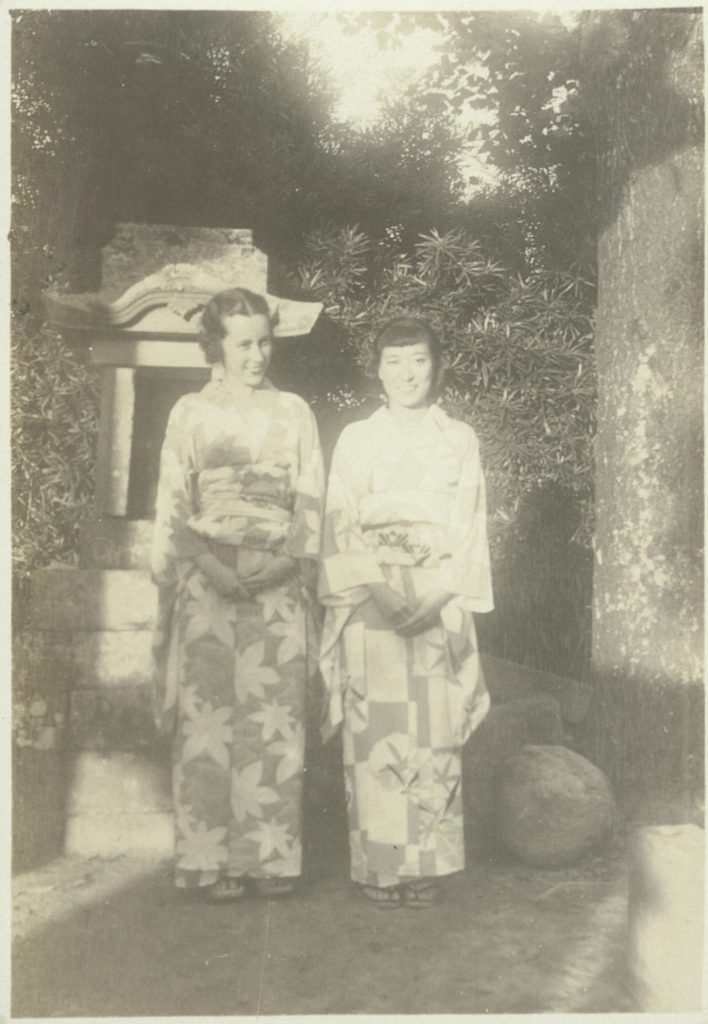 <span>Helen Barsalaux</span>
vistiendo un kimono,
durante una visita al Japón.
Finales de los años 30.<br> <small>Archivo Casa Popenoe-Universidad Francisco Marroquín</small>
